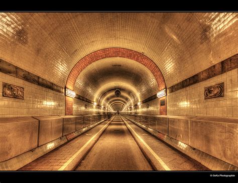Informationen, details, straßenkarte und fotos: St. Pauli-Elbtunnel Foto & Bild | architektur, tunnel ...