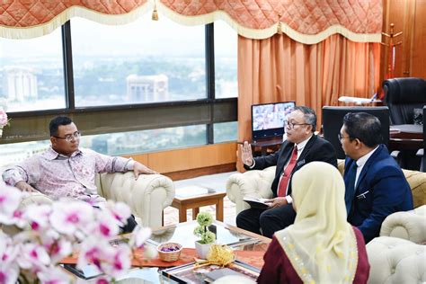 Ketokohan amirudin shari sebagai menteri besar selangor baharu. Kunjungan Hormat Pengarah Jabatan Penerangan Malaysia ...