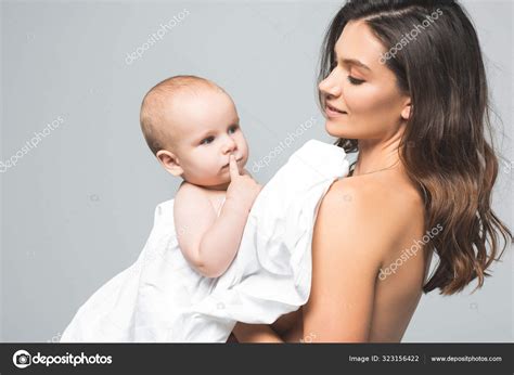 Retrato Atractiva Sonriente Madre Desnuda Abrazando Bebé Niño Aislado