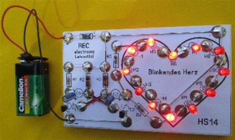 3d gerendertes blinkendes herz, neonlichteffekt. Blinkendes LED Herz Bausatz auf Holzbrettchen - REC ...