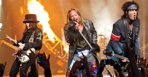 Mötley Crüe Frontman Vince Neil Falls Offstage Breaks Ribs At Tennessee Show [video]