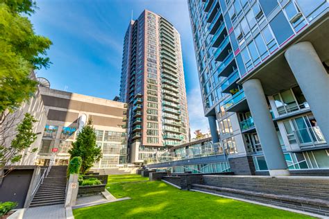 Upper Unit with View Apartment/Condo in Downtown Vancouver R2199134 - 1
