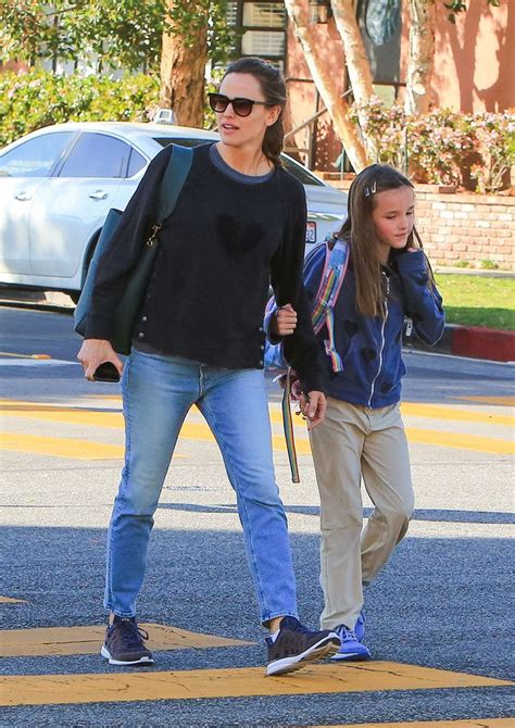 Jennifer Garners Favorite Styling Combo Mom Jeans And Sneakers