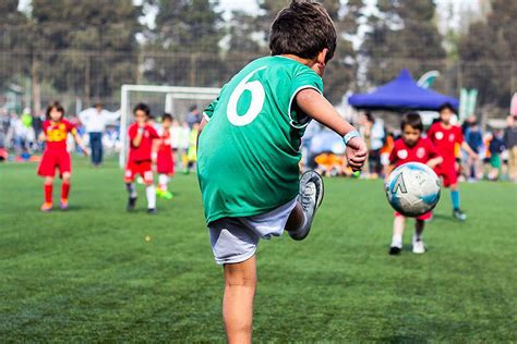 10 Beneficios De Jugar Fútbol En Niños Y Adolescentes 8b0