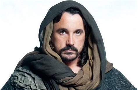 1 2 era filho do também ator e diretor fábio junqueira, falecido em 2008, e irmão do ator jonas torres.após diversas participações em telenovelas da rede globo, ganhou destaque nacional em 2004 no remake de a escrava isaura, em que interpretou o. Tiooda - Caio Junqueira, protagonista do Tropa de Elite