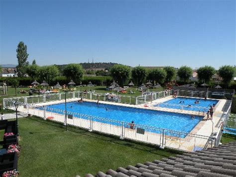 Ubicado a las afueras de ciudad rodrigo (salamanca), el hotel conde rodrigo 2 es un complejo de 30.000 m2 que brinda a sus clientes una. Foto de Hotel Conde Rodrigo II, Ciudad Rodrigo: piscinas ...