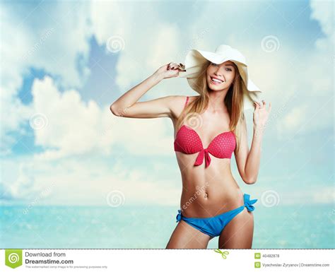 gelukkige mooie vrouw in bikini en hoed op het strand stock foto my xxx hot girl