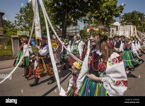 Lowicz Lodzkie Poland 26th May 2016 People March In Traditional Polish Costumes During The