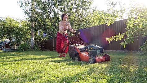 Girl mows the lawn लडक न लन ढय فتاة تقص العشب YouTube
