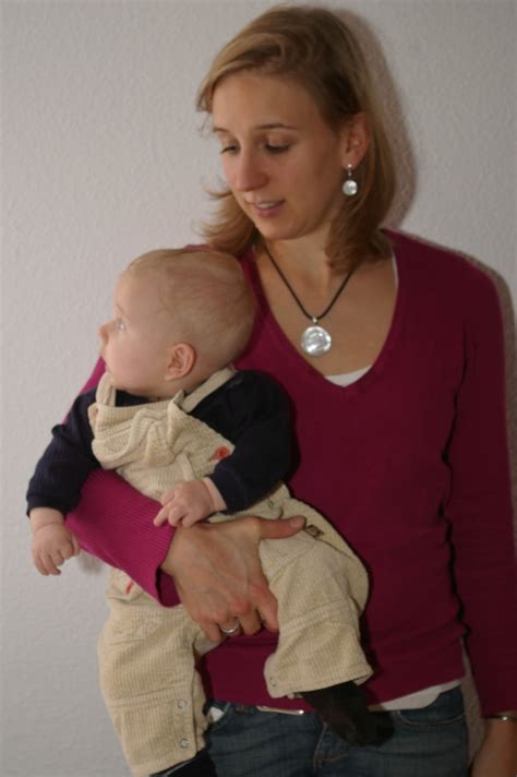 A propos de bébé portage. Porter un bébé... dans les bras! - En Terre d'Enfance