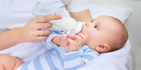 Bottle Feeding A Breastfed Baby How To Get Newborns To Accept A Bottle