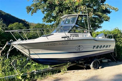 Bayliner Capri Cuddy Cuddy Cabin Till Salu Yachtworld