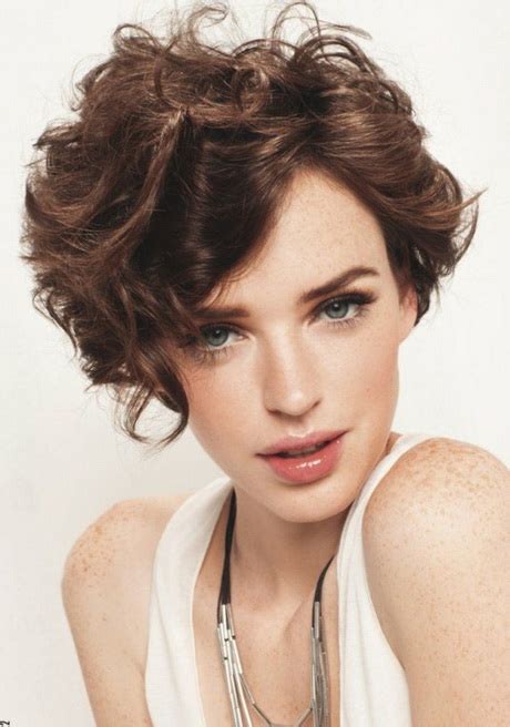 Cheveux courts ondulés femme  Beauté et style