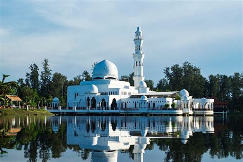Tengku Tengah Zaharah Mosque Najbardziej Kultowy Pływający Meczet