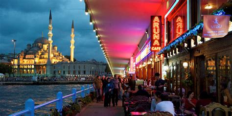 La question kurde, née principalement à la fin de la première guerre mondiale et de la chute de l' empire ottoman , agite la vie géopolitique du pays depuis la naissance de la république turque en 1923. Turquie Istanbul » Vacances - Guide Voyage