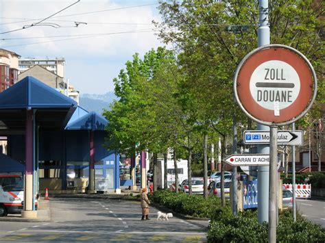 Grenzüberquerungen zwischen deutschland, österreich und der schweiz sind seit heute wieder etwas einfacher. Frontière Franco-Suisse (Grenze Schweiz-Frankreich) | Flickr