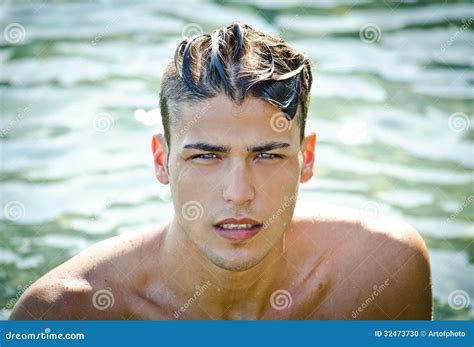 El Salir Hermoso Del Hombre Joven Del Agua Con El Pelo Mojado Foto De