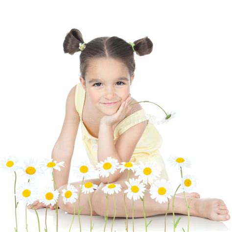 Petite Fille Avec Un Bouquet Des Fleurs Photo Stock Image Du Bonheur