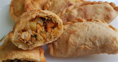 Light and crispy, our puff pastry is traditionally prepared by our bakers and then filled with tasty ingredients. Malaysian Curry Puff - Karipap Recipe by Ikhwan Arif - Cookpad