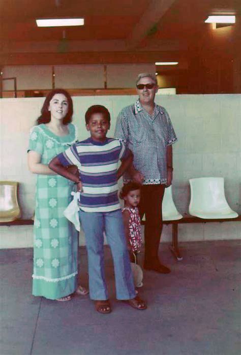 Is this photo of Obama's mother photoshopped? | Metabunk