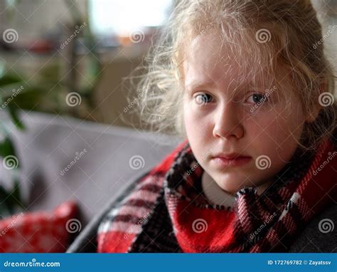 Fille Du Caucase Froide à La Maison Portrait Dun Enfant Malade Dans