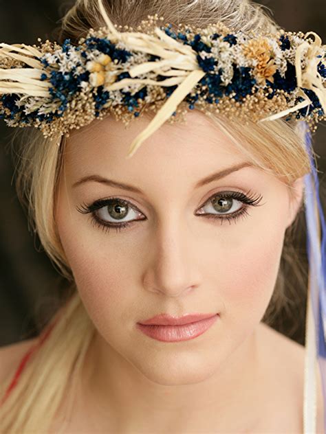 Image Blonde Girl Face Wreath Young Woman Staring 600x800