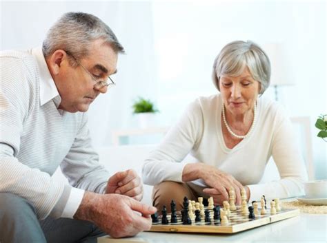 Envejecer no significa quedarse inactivo, ¡en cambio! 6 Juegos divertidos para Adultos Mayores