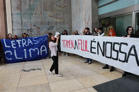 Dezenas De Alunos Em Protesto Junto à Faculdade De Letras Solidários Com Ativistas Detidos