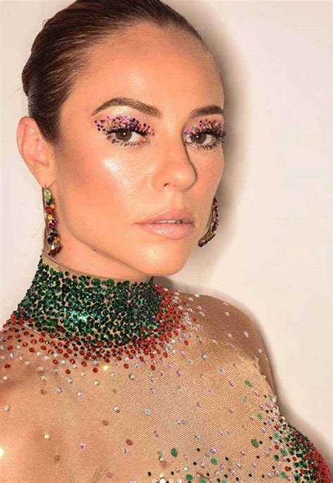 Jun 29, 2021 · paolla oliveira terminou em abril seu namoro de pouco mais de um ano com douglas maluf, coach emocional, mas parece que ela já pode ter feito a fila andar.segundo a coluna de leo dias, paolla. Paolla Oliveira samba de blusa transparente e shortinho em ...