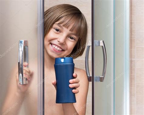 Little Girl In Bathroom — Stock Photo © Valiza 118569726