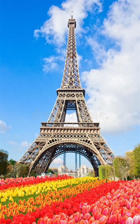 La visita a la torre eiffel debe ser planificada debidamente ya. Ascendente Cercano De La Torre Eiffel, Francia Foto de ...