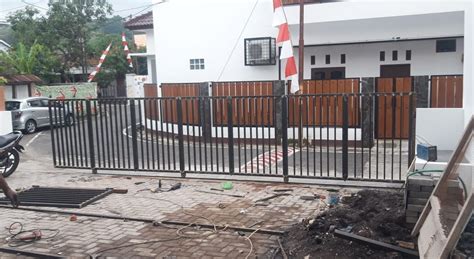 Ketika membangun sebuah rumah, pagar tentunya menjadi salah satu elemen yang tidak kalah penting. Tren Gaya 19+ Pagar Rumah Dari Besi Holo