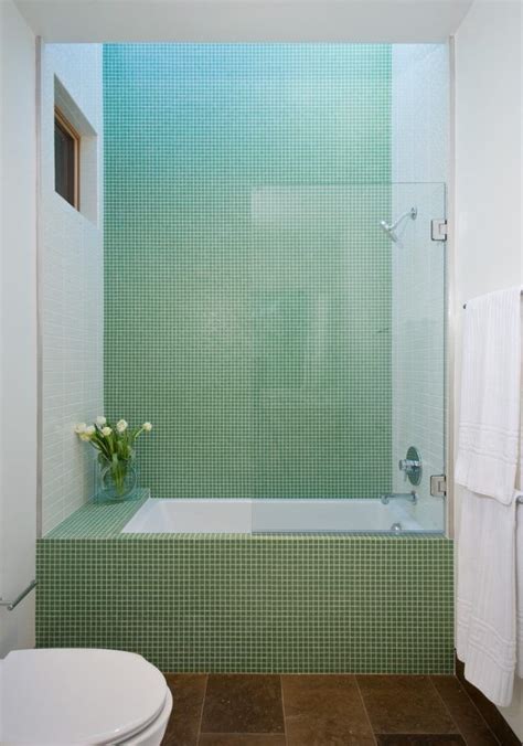 In einen sockel eingelassene duschwannen mit blickdichtem duschvorhang verkleinern das bad optisch. kleines bad einrichten wanne dusche glaswand grüne mosaik ...