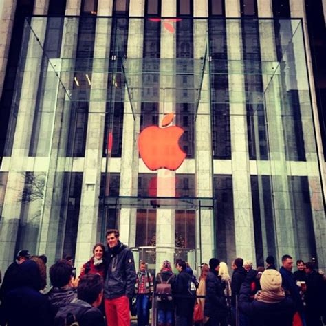 Apple Retail Stores Recognize World Aids Day By Going Red Iphone In