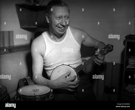 George Formby Komiker Schauspieler Spielt Seine Ukulele In 1953 Mirrorpix Stockfotografie Alamy