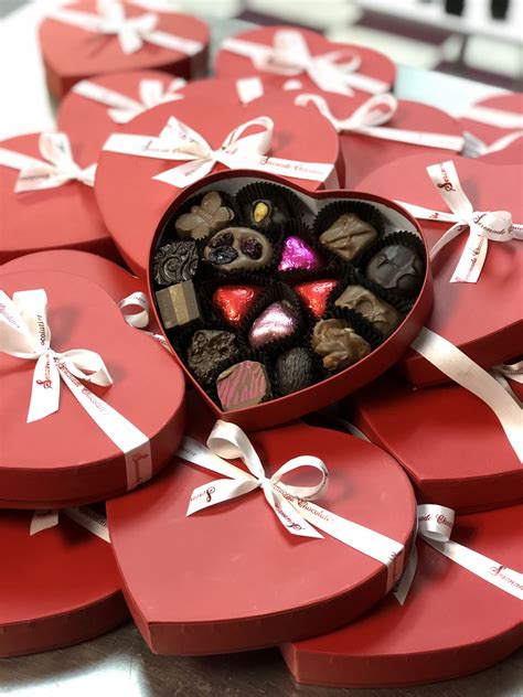 Heart shaped chocolate box | how to make chocolate box (chocolate)ingredients:2kg chocolate barsassorted chocolates(to be put in the box)we need: Heart Shaped Chocolate Box | Serenade Chocolatier ...