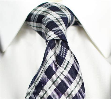 Second knot is the double or full windsor. Tie a Necktie | Tie-a-Tie.net