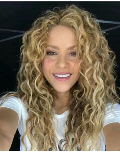 Pin By Asja On Shakira Moments Long Layered Curly Hair Shakira Hair