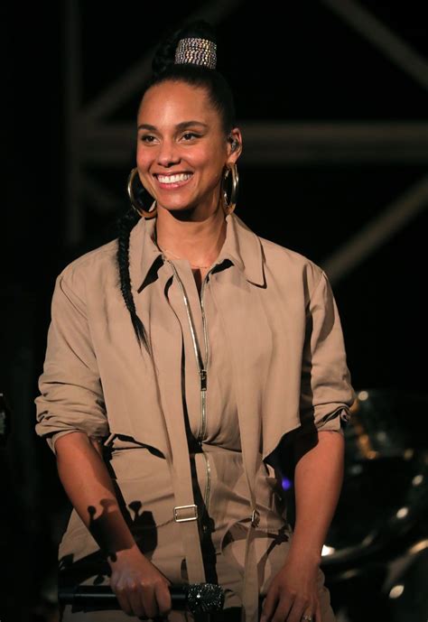 Passionate about my work, in love with my family and dedicated to spreading light. Alicia Keys - Graham Norton Show 02/06/2020 • CelebMafia