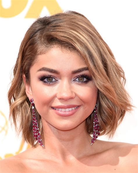 sarah hyland s undone hair and purple eye makeup at the 2015 emmys details glamour