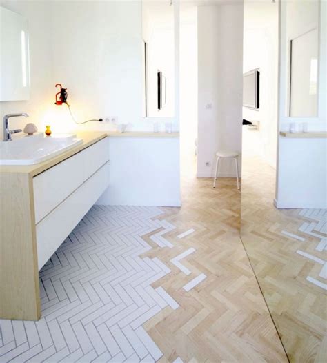 Ist notwendig auch bei vollflächig verklebten holzdielen und parkett mit dehnungsfugen zu arbeiten, damit das holz arbeiten kann und der holzboden auch am fußboden bleibt. Parkett und Fliesen kombinieren - So schaffen Sie ...