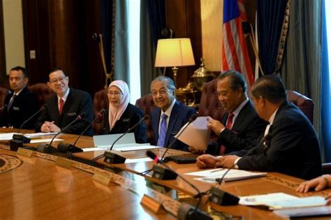 Anggota kabinet pemerintahan malaysia yang baru sepakat untuk memotong 10 persen gaji jabatan menteri sehingga dapat mengurangi pengeluaran negara. Kurangi Pengeluaran Negara, Menteri Kabinet Malaysia ...