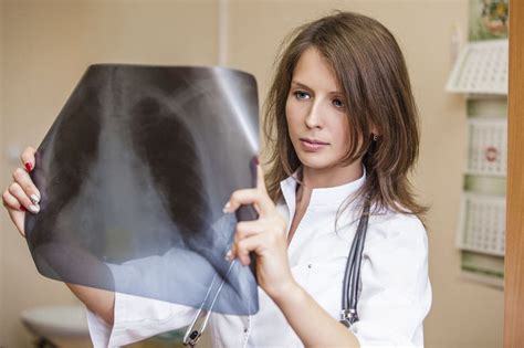 L'embolia polmonare è causata dallo spostamento di un embolo da una zona periferica del corpo con blocco totale o parziale e repentino del flusso sanguigno. Embolia polmonare: cosa bisogna sapere - Magazine delle donne