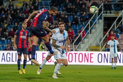 Il Crotone Batte In Rimonta L Andria Settima Vittoria Allo Scida