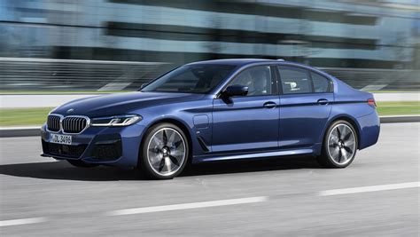 Facelifted Bmw 5 Series Vs Mercedes E Class Pictures Carbuyer
