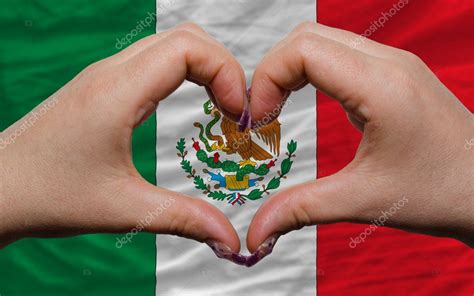 Sobre La Bandera Nacional De México Mostró Gesto Corazón Y El Amor