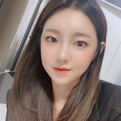 한데 앞의 남자는 키스 대신, 그보다 더 농염한 눈빛으로 은결을 보았고 둘의 시선이 끈적하게 얽혔다. '진짜 여왕의 등장' BJ외질혜, 근접 셀카에도 굴욕 無 비주얼 ...
