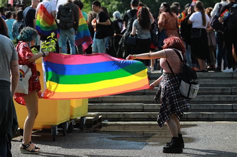 성소수자 권리 레즈비언 게이 트랜스젠더 및 양성애자를 지원하는 연례 lgbt 소피아 프라이드 행사에 참여하는 사람들은 14 번째 시간 동안 소피아에서 1 년 휴식 후