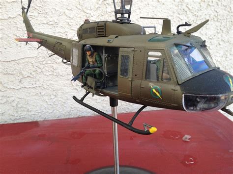 Uh 1d Huey With 4 Crewmen Plastic Model Helicopter Kit 135 Scale