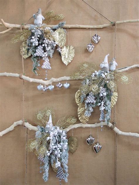 Queste facili decorazioni natalizie potranno abbellire le mensole, gli alberi di natale, ed i vari idea carina e semplice è quella di realizzare addobbi natalizi in feltro, da appendere al camino, all'albero addobbi natalizi profumate ed ideali come centrotavola o da appendere alle maniglie della porta. Idee Vetrine Natale | Vetrine natalizie, Decorazioni ...